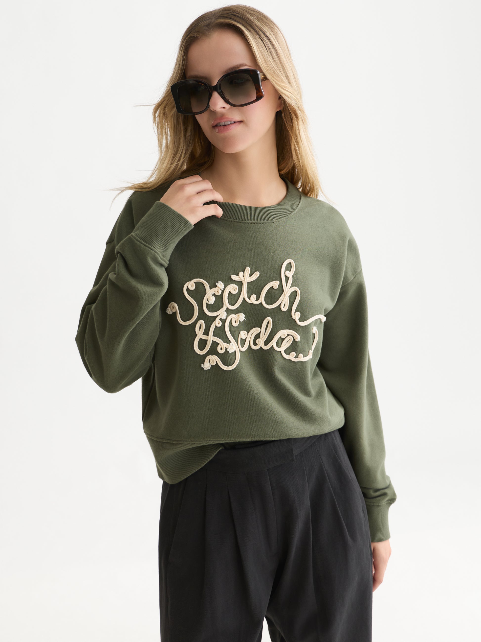 White Smoke סווטשירט לנשים Ribon Embroidery SCOTCH & SODA