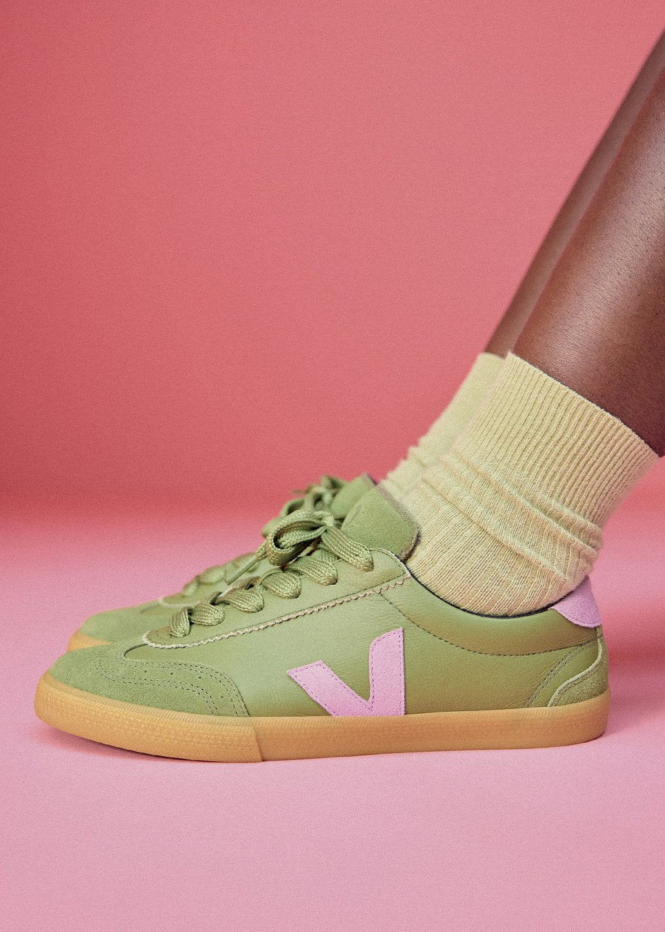 Rosy Brown סניקרס זמש לנשים Veja x Make My Lemonade VEJA