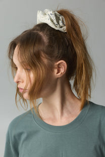 Dim Gray גומייה לשיער The Gathering Scrunchie HERSTORY