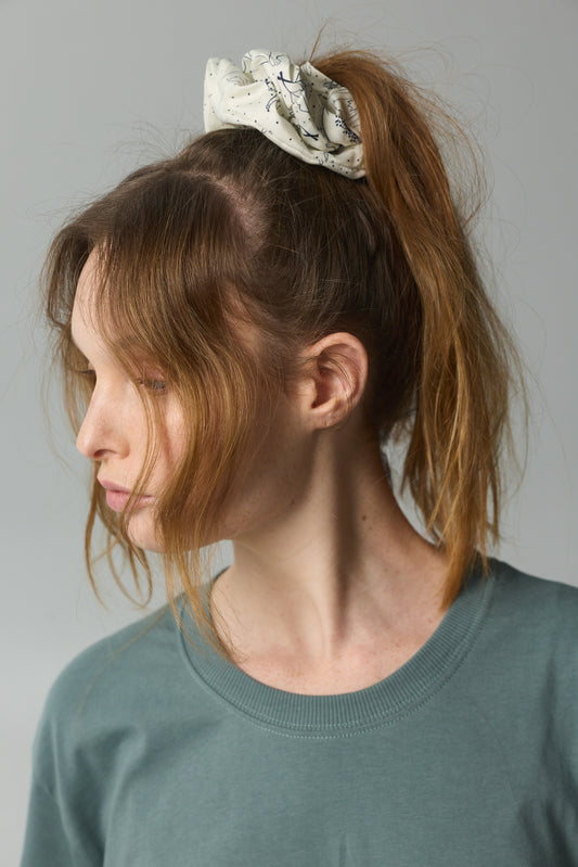 Dim Gray THE GATHERING SCRUNCHIE אביזרים לשיער HERSTORY