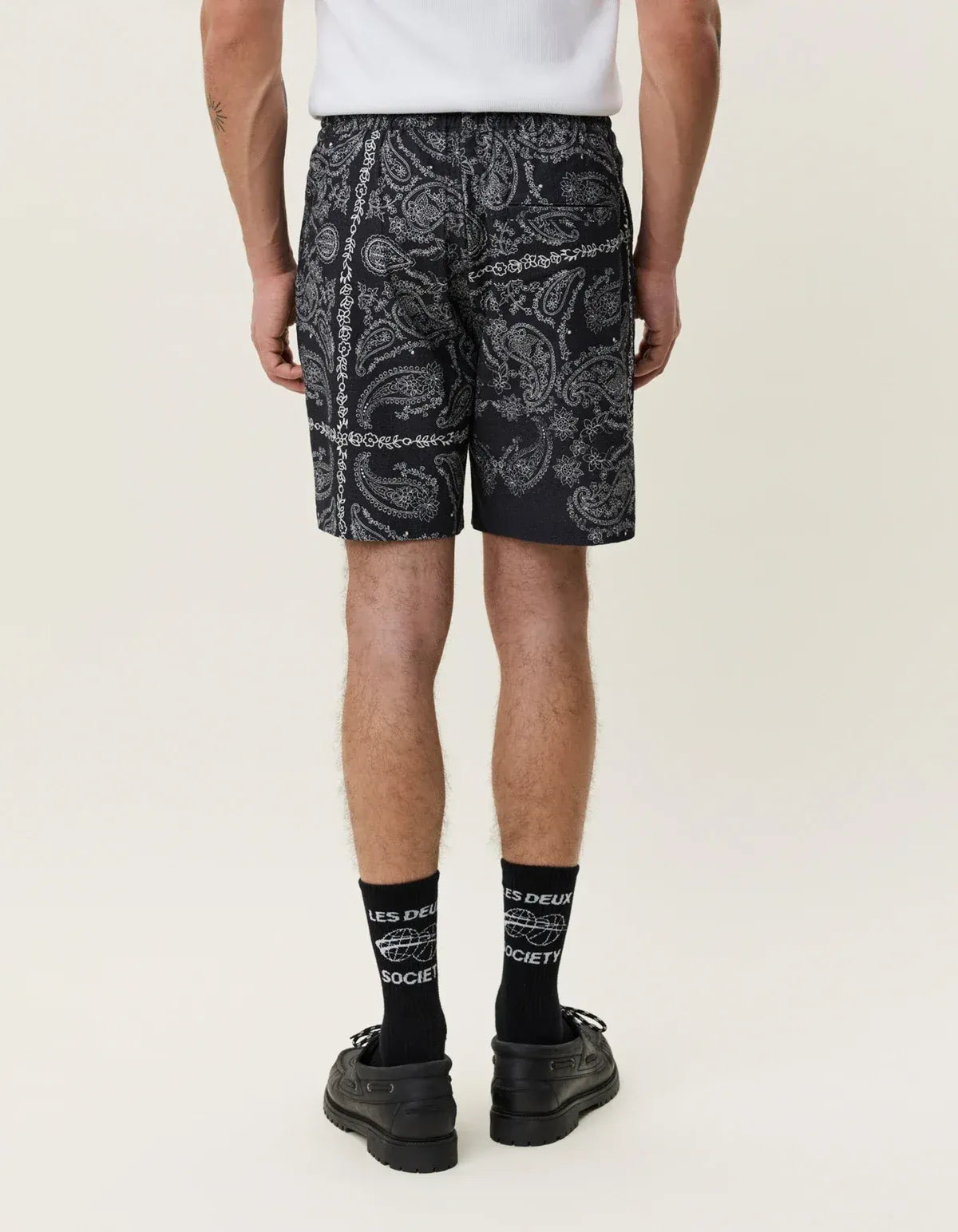 Antique White מכנסיים קצרים לגברים Paisley AOP Shorts LES DEUX