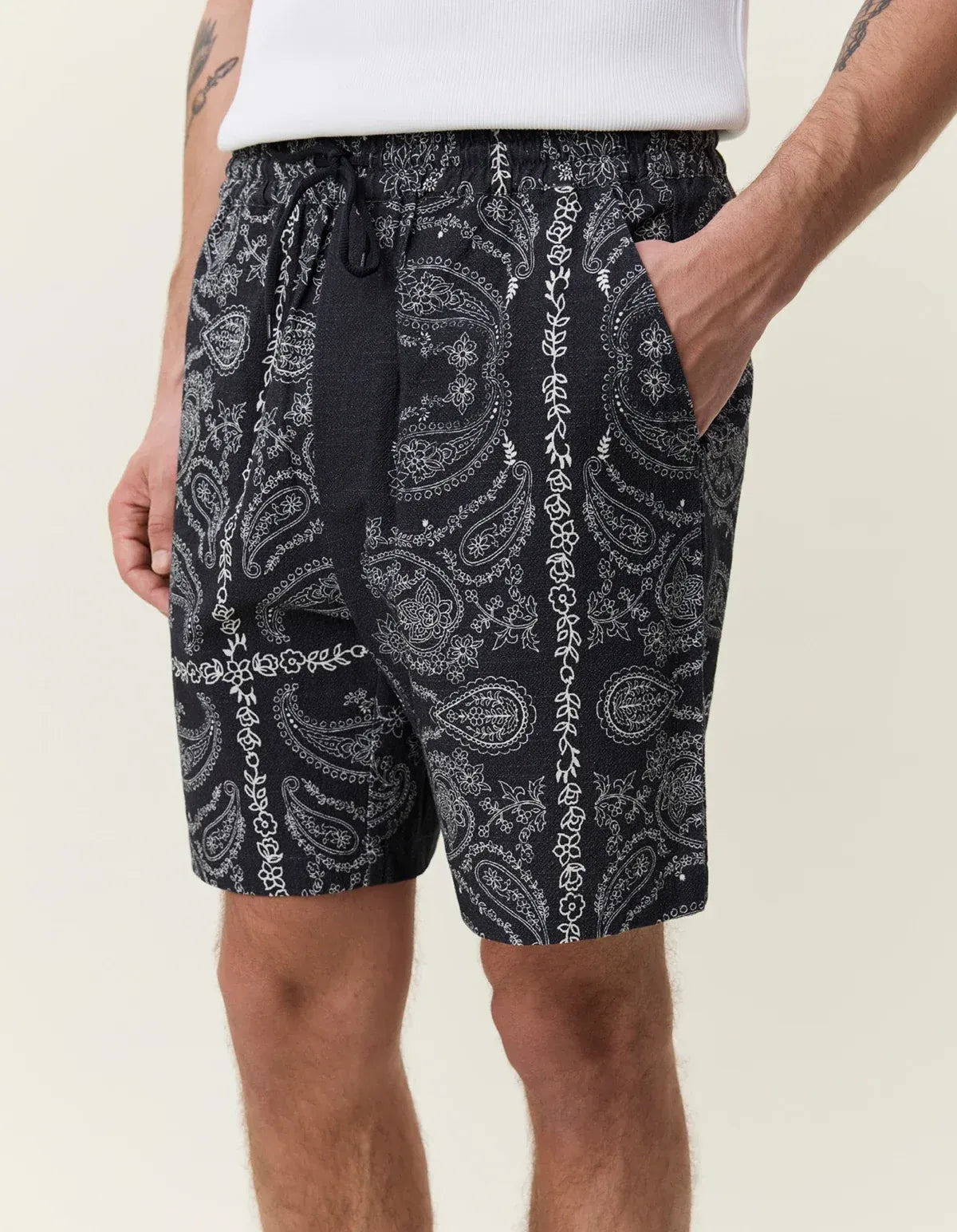 Antique White מכנסיים קצרים לגברים Paisley AOP Shorts LES DEUX