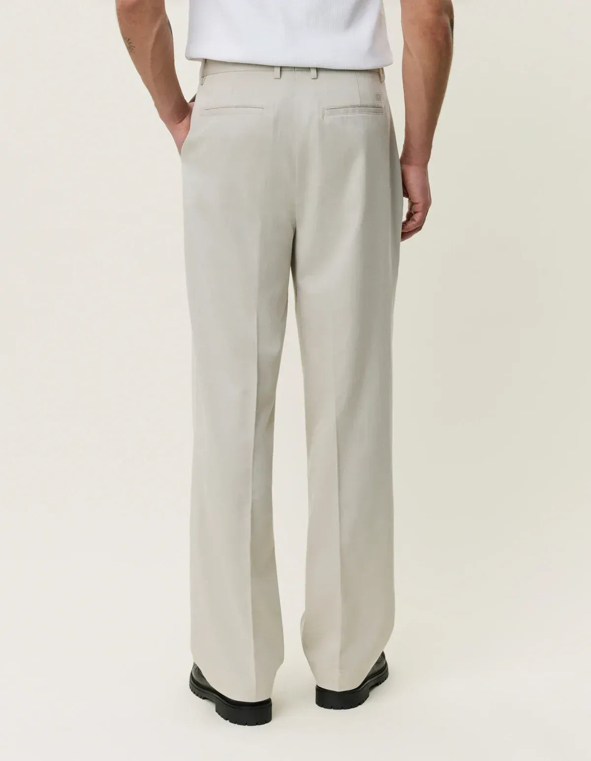 Antique White מכנסיים ארוכים לגברים Pleated Twill Suit Pants LES DEUX