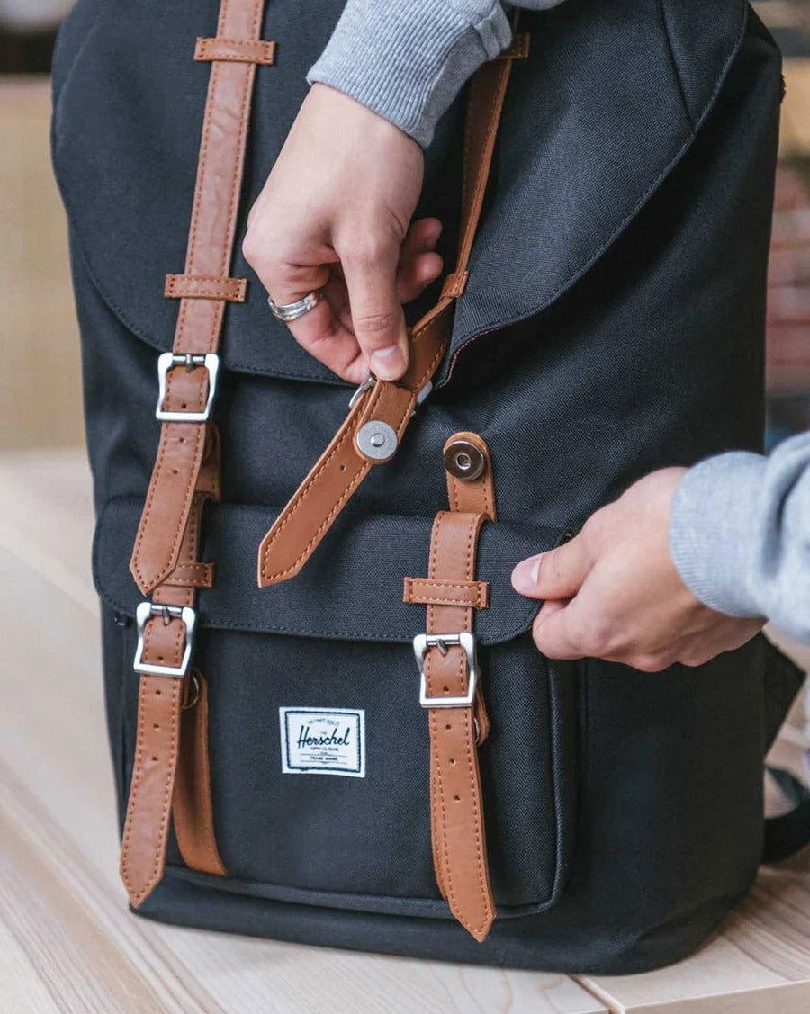 תיק גב Herschel Little America 30L