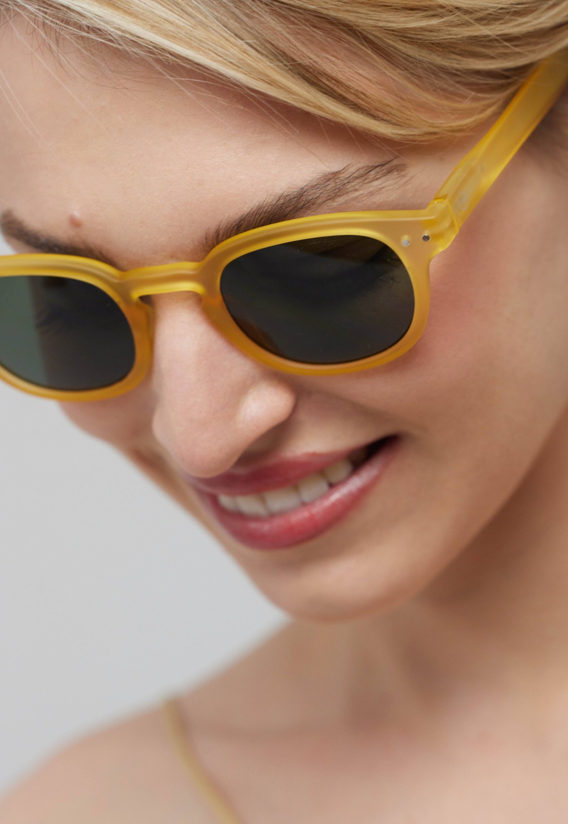 Rosy Brown משקפי שמש | דגם C IZIPIZI